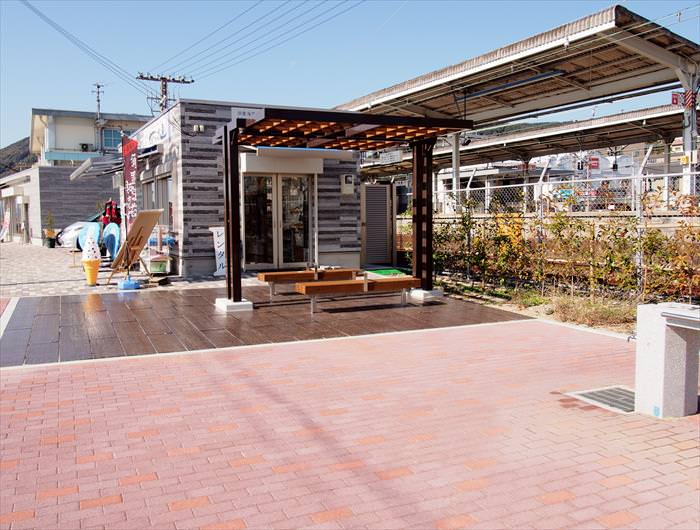 須磨海水浴場のお店横のベンチ